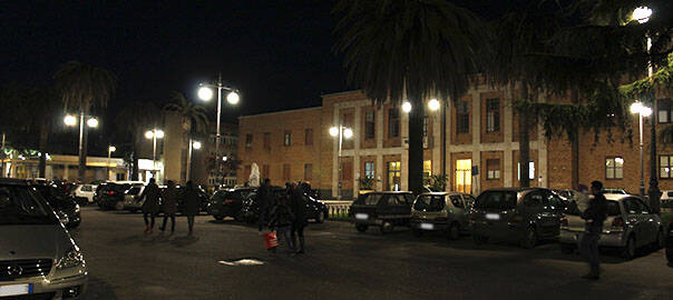 piazza-municipio-e-comune-di-notte.jpg