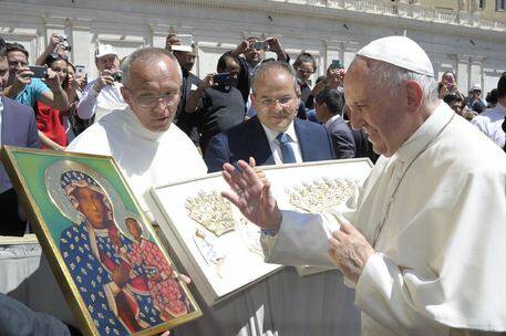 papa-francesco-benedice-diademi-realizzati-da-orafo-affidato-per-la-madonna-nera-di-polonia.jpg