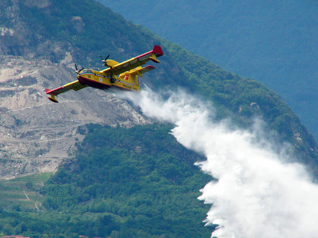 canadair-2.jpg