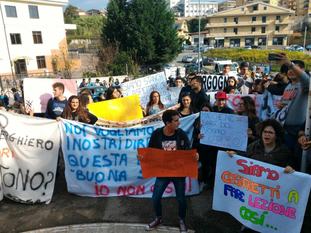 vibo-scuola-protesta-studenti-3.jpg