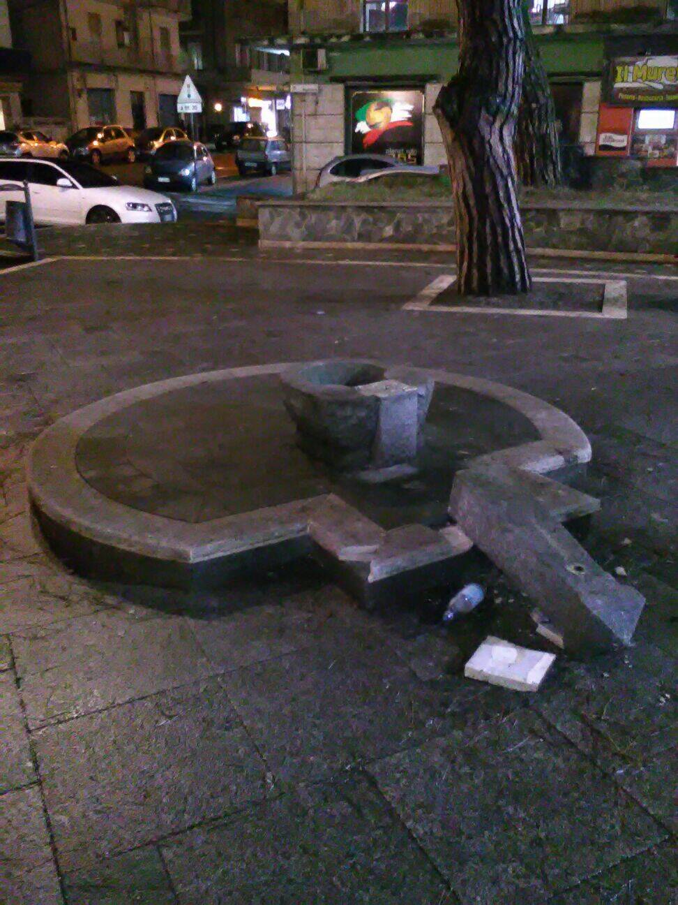 fontana-rotta-piazza-municipio.jpeg