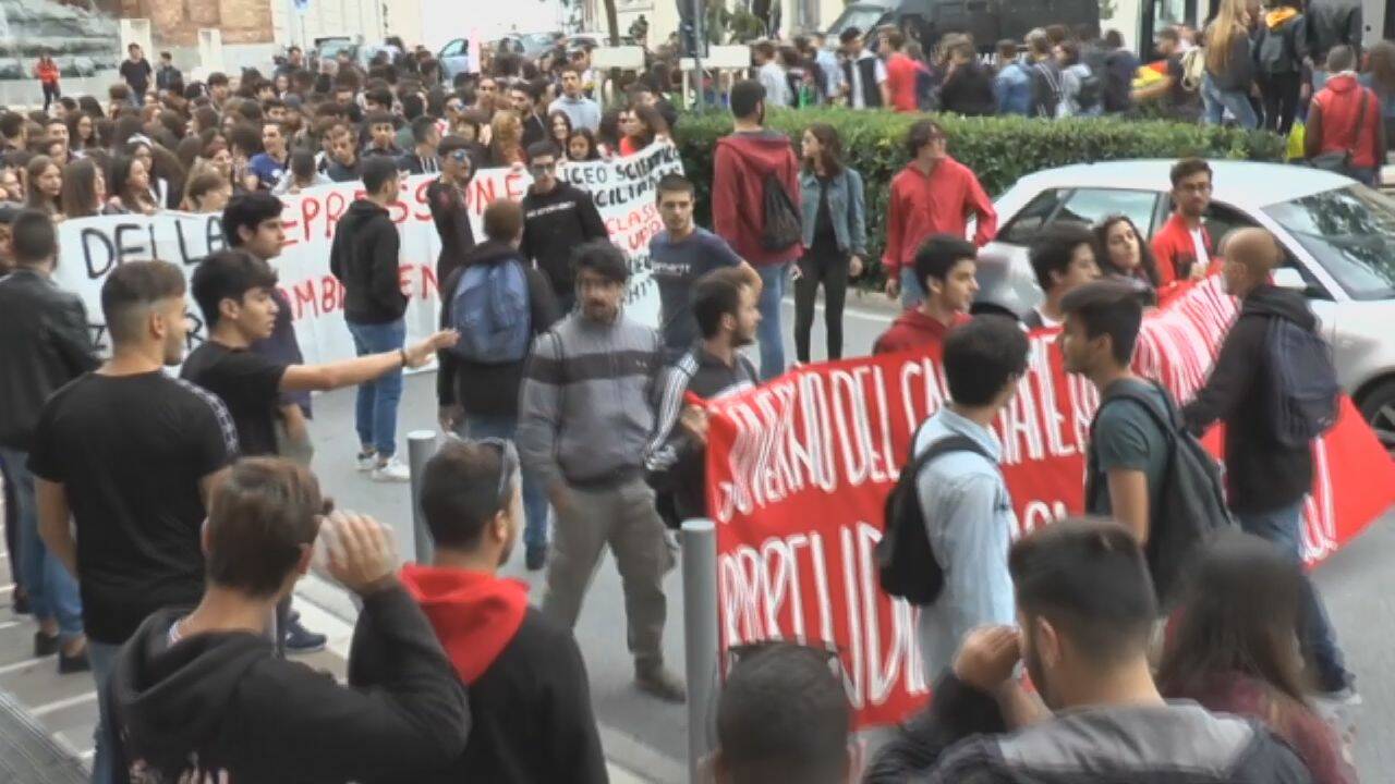 protestano-gli-studenti-delle-scuole-superiori-oltre-500-in-corteo-a-catanzaro-2.jpg