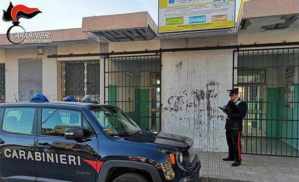 gatto-bidello-denuncia-carabinieri-170519_fb9b7