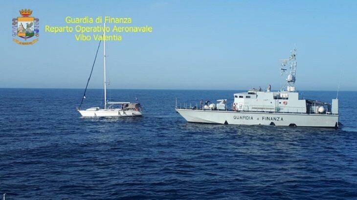 Guardia finanza Vibo intercetta imbarcazione carica di migranti e arresta due sospetti scafisti