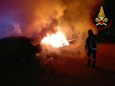 Cagliari Vigili del fuoco incendio in deposito auto