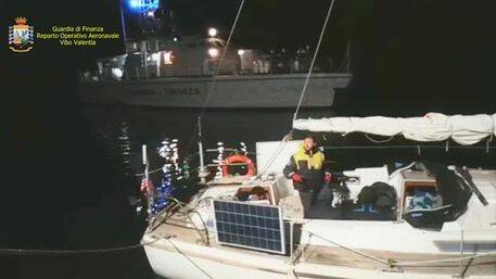 Guardia finanza intercetta inbarcazione migranti a largo Crotone
