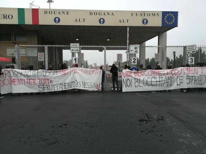 Migranti bloccano accesso porto Gioia T., "dateci documenti"