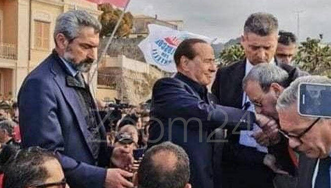 Baciamano-a-Berlusconi-in-Calabria