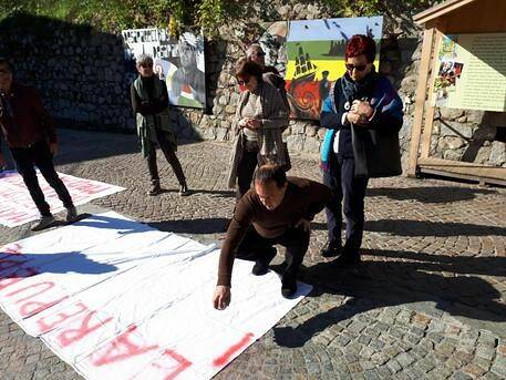 Salvini a Riace, Lucano partecipa a protesta insieme a migranti