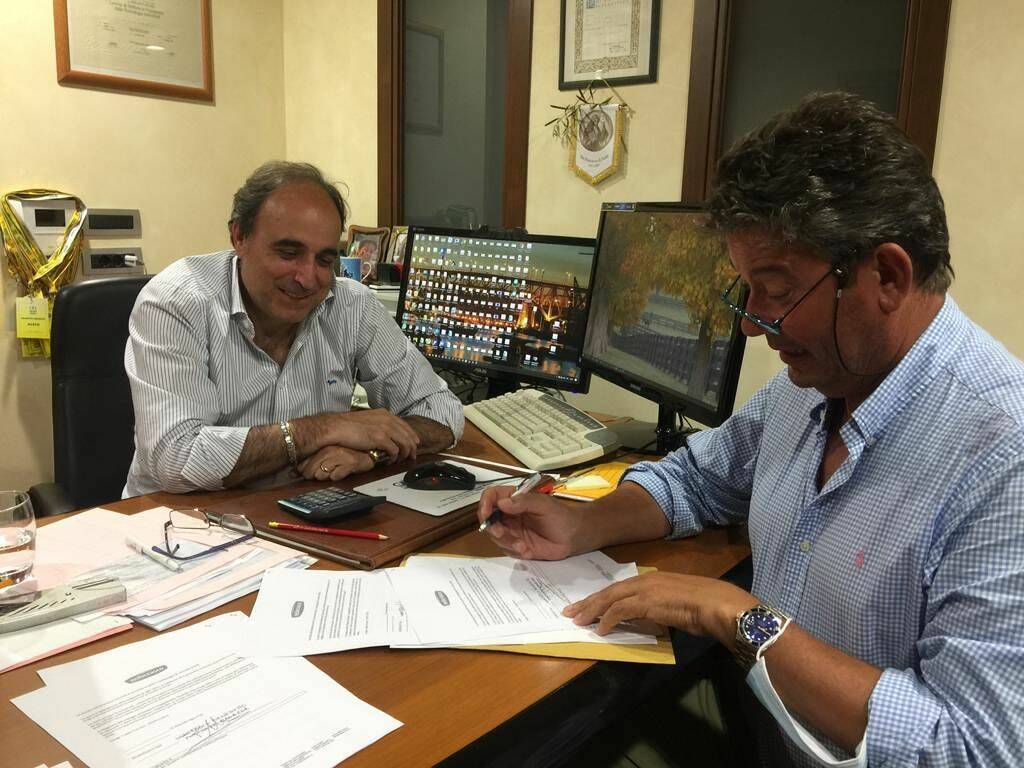 La firma dell'accordo con il Presidente Aceto e un Produttore di Fichi