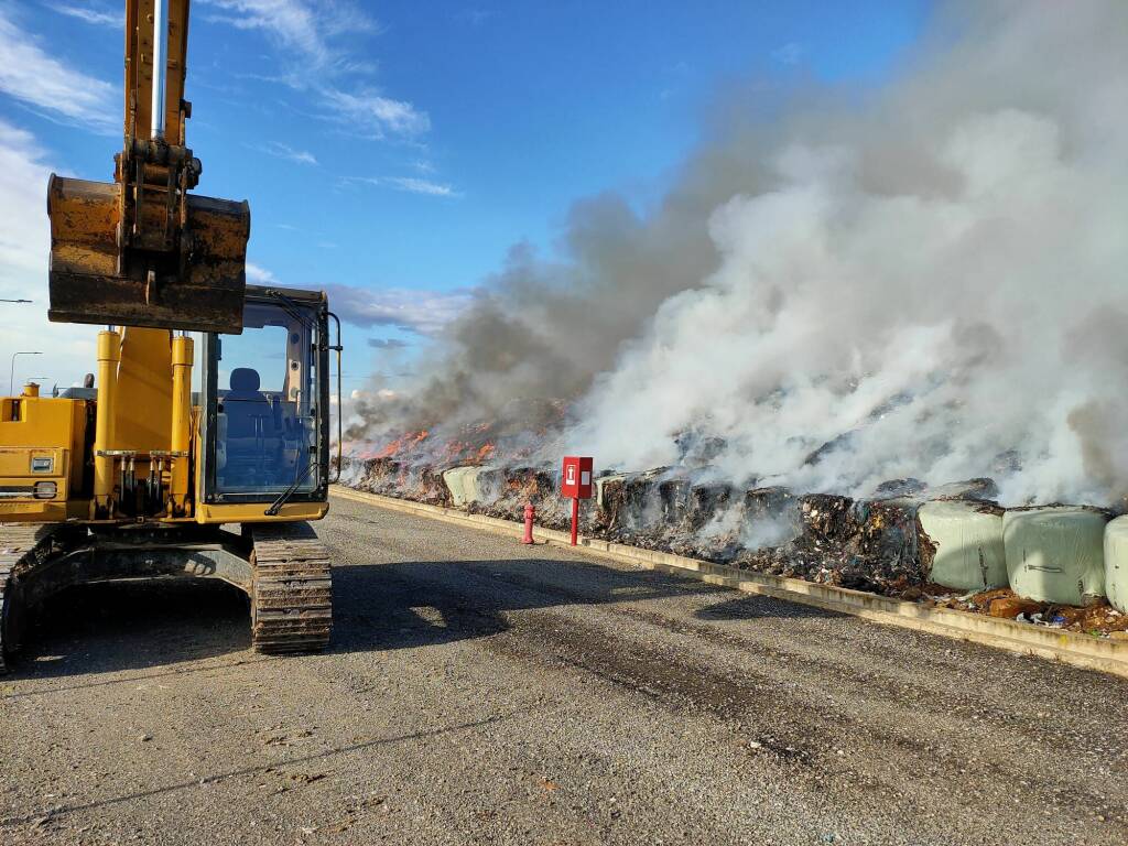 incendio discarica cassano