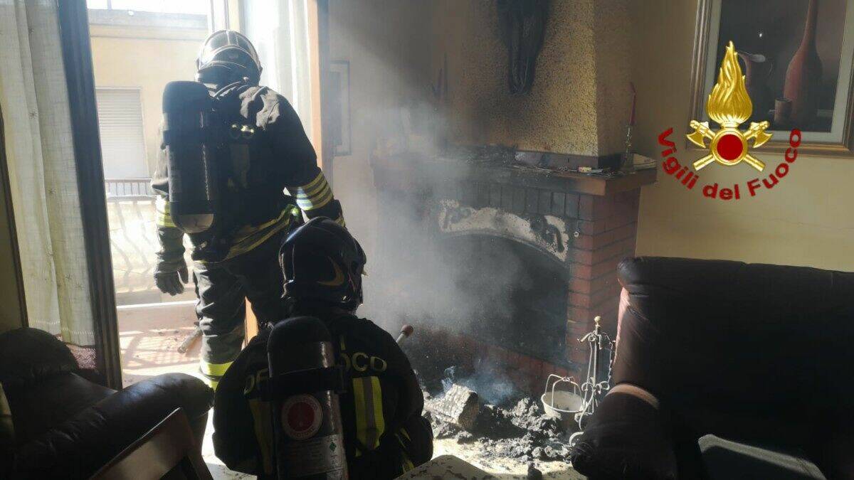 Incendio-abitazione-a-Isola-Capo-Rizzuto-salvati-due-anziani-dai-Vigili-del-Fuoco-5