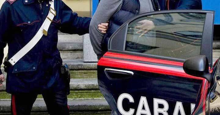 Un-arresto-dei-carabinieri-manette