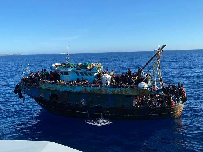 ++ Migranti: 415 approdati a Lampedusa su due barconi ++