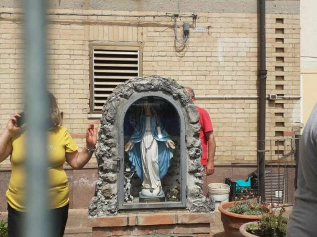statua madonna san gregorio lacrime sangue