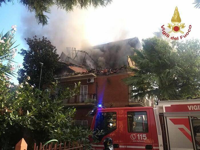 Esplosione e fiamme in palazzina a Roma, 2 feriti