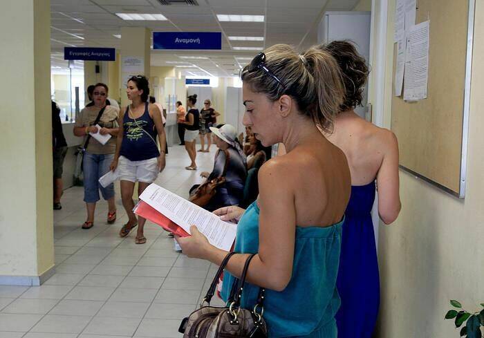 Greek unemployment hits record high of 27.6 per cent