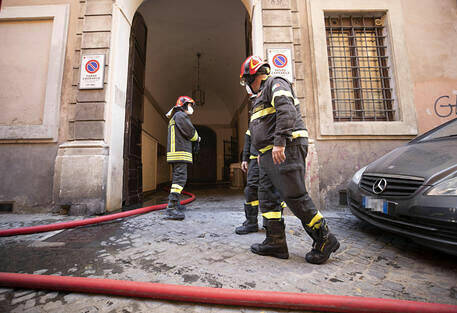 Si lancia dalla finestra per sfuggire a incendio,muore donna