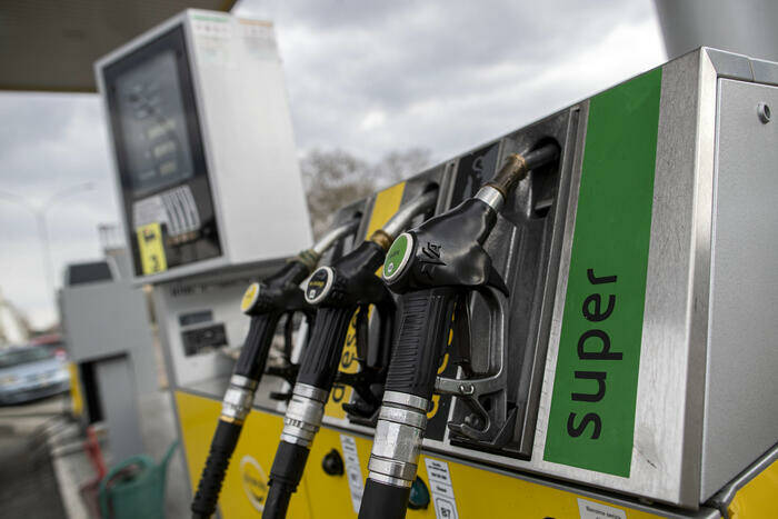 Benzina: Qe, sfonda i 2 euro al litro anche in self