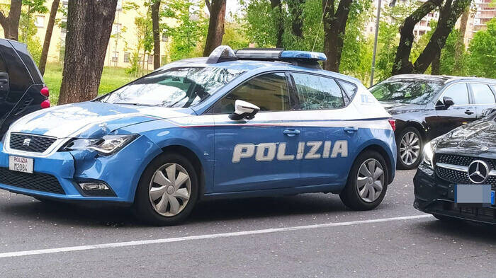 Auto fugge ad alt, uomo bloccato da Polizia a Milano